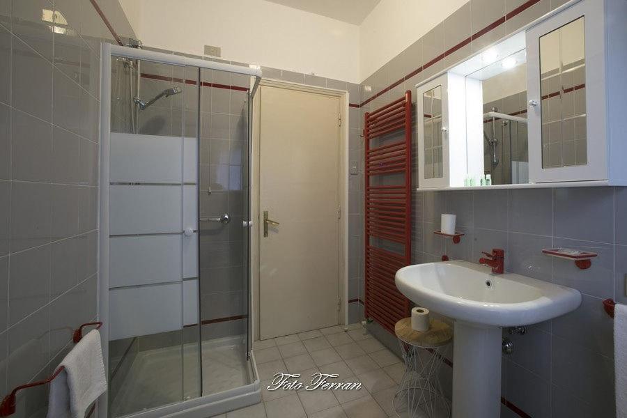 Casa Vacanze Gli Ulivi Del Lago Villa Sale Marasino Exterior photo